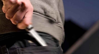 Sokak ortasında dehşet anları: Bıçakla saldırdı, defalarca yaraladı!