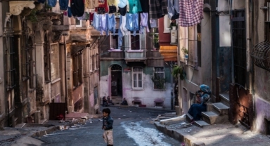 Yoksulluk büyüyor: Üç milyon hane aşırı yoksullukla mücadele ediyor 