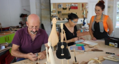 Atıklardan minyatür müzik aletlerine... Karşıyaka'da sanatsal dönüşüm! 