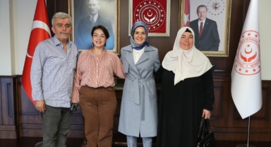 Bakan Göktaş, Kim Milyoner Olmak İster'de büyük ödülü kazanan Rabia Birsen ile bir araya geldi