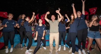 Başkan Soyer “Sultanların” zaferini gençlerle izledi.. 