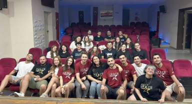 Bayraklı Belediyesi, AIESEC iş birliği... Gençler İngilizce eğitim kongresinde buluştu