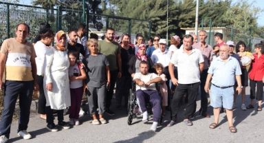 Bayraklı'da kalan depremzedeler sokağa atılıyor