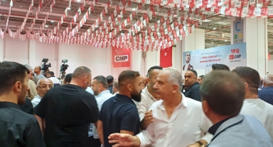 CHP İzmir İl Kongresi'nde liste krizi: Yumruklar havada uçuştu, çevik kuvvet müdahale etti
