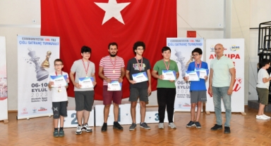 Çiğli Belediyesi Satranç Turnuvasında Ödüller Sahiplerini Buldu