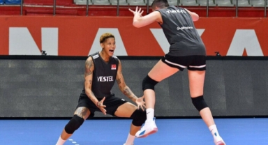 Ebrar Karakurt: 'Vargas'a İstiklal Marşı'nı öğretiyorum'