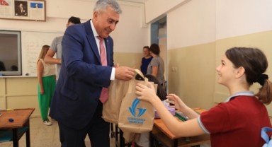 Güzelbahçe Belediyesi öğrencilere kırtasiye malzemeleri dağıttı