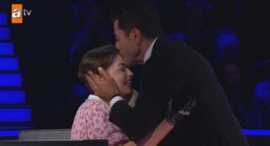 İmirzalıoğlu milyonluk soruya ulaşan yarışmacıyı 'alnından' öptü