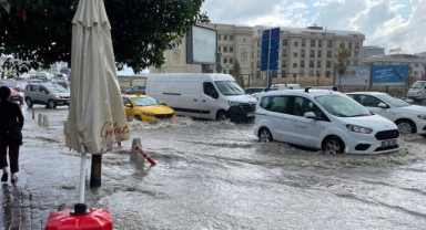 İstanbul'da sel: Tramvay seferleri durdu, yollar göle döndü!