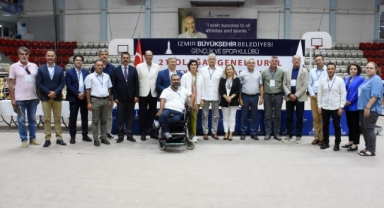 İzmir Büyükşehir Belediyesi Gençlik ve Spor Kulübü'nde bayrak değişimi