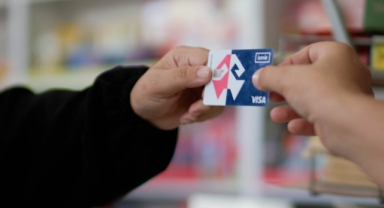 İzmir Büyükşehir Belediyesi’nin eğitim yardımı: Ailelere destek, esnafa nefes