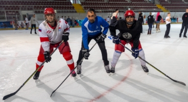 İzmir’de buz pateni sezonu açıldı