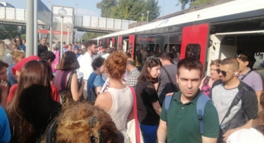 İzmir'de metro seferleri 'teknik arıza' nedeniyle aksadı, vatandaşlar isyan etti