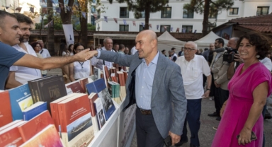 İzmir’in 100 yıllık külliyatı kitaplaştırıldı 