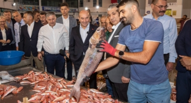 İzmirli balıkçılar sezonu açtı, siftahı Başkan Soyer yaptı