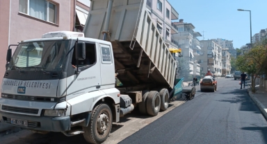 Karabağlar'da asfaltlama devam ediyor 