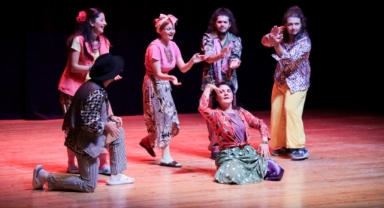 Karşıyaka Belediye Tiyatrosu kursiyerlerinden veda oyunu 