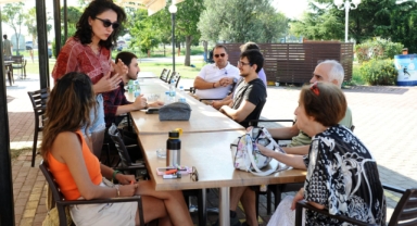 Karşıyakalılar sosyalleşerek, İngilizce öğreniyor