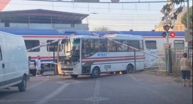 Menemen'de Tren İZTAŞIT aracına çarptı.. Dört kişi yaralandı