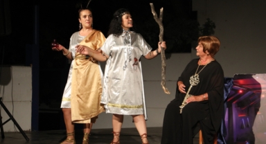 Narlıdere'nin güçlü kadınları Burhaniye'de sahneye çıktı