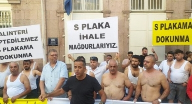S Plaka mağdurlarından yarı çıplak eylem: “Paranın değil plakalarımızın peşindeyiz”