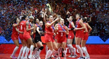 Ünlü şovmen Beyazıt Öztürk'ten Filenin Sultanları’na sürpriz hediye