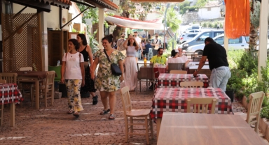 Yurtdışından gelen gençler Narlıdere'de tarihi keşfe çıktı