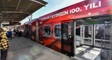 100’üncü yıla özel tramvaylar İzmir sokaklarında