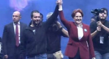 Akşener, kürsüye tahliye edilen gazeteci Batuhan Çolak ile çıktı