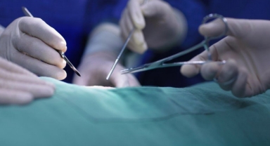 Beyin cerrahı, temizlik görevlisini ameliyata sokmuş!