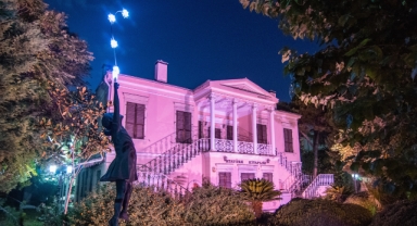 Bornova Belediyesi’nden pembe ışıklı farkındalık