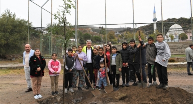 Bornova’da 100. yıla 100 fidan