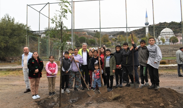Bornova’da 100. yıla 100 fidan
