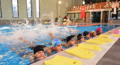 Bornova’da yüzme kurslarına büyük ilgi