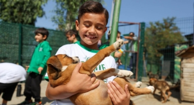 Buca Belediyesi miniklere hayvan sevgisi aşılıyor 