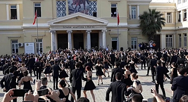 Cumhuriyet 100'üncü yılını kutluyor: İzmir Atatürk Lisesi öğrencilerinden 100'üncü yıl için vals gösterisi!