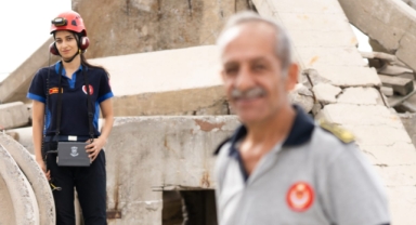 Depremzede Simge itfaiyeci oldu... 30 Ekim’de enkaz altından kurtarıldı şimdi başka canları kurtarıyor