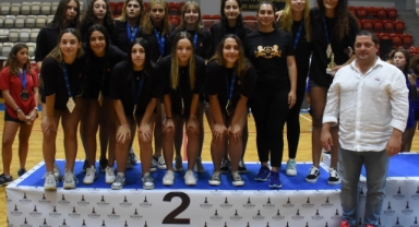 Dostluk turnuvasında kupa İzmir'in