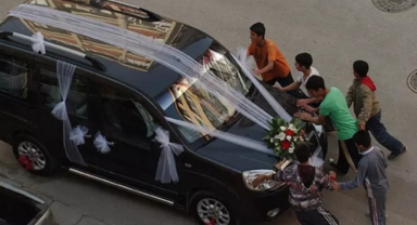 Gelin arabasının önünü kesti, araba çarptı!