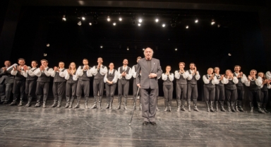 İzBB Şehir Tiyatroları sanatseverlerle buluştu... Yeni sezon, Deli Dumrul özel gösterimiyle başladı! 