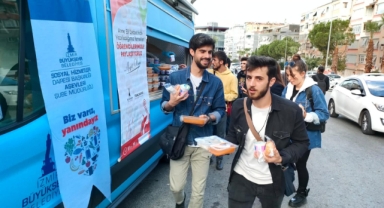 İzmir Büyükşehir Belediyesi 6 noktada üniversiteliye sıcak yemek dağıtımı başlıyor