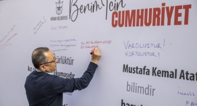 İzmirliler 100’üncü yılda duygularını Cumhuriyet Duvarına yazdı