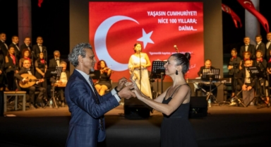 Konak 100. yıl gururunu tarihi Agora’da düzenlenen konserle yaşadı