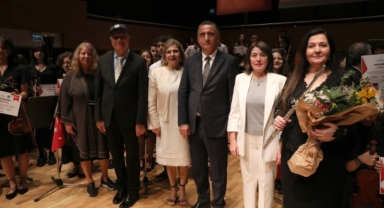 Narlıdere Belediyesi Çocuk Senfoni Orkestrası ve Şefika Kutluer, Cumhuriyetimizin yüzüncü yılı için sahne aldı