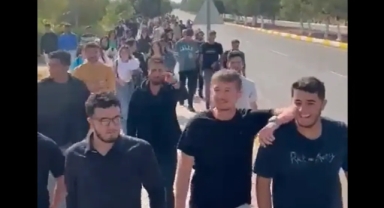 Öğrenciler amfiye sığmadı, rektörlük önüne yürüdüler!