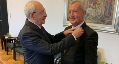 Rozeti bizzat Genel Başkan taktı.Tahir Şahin CHP'ye geri döndü