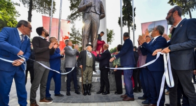 Tire Cumhuriyet Meydanı'nda Atatürk heykeli açıldı: “Unutursak yok oluruz”