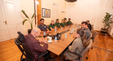  Urla’nın kadın basketbolcuları Başkan Soyer’i ziyaret etti