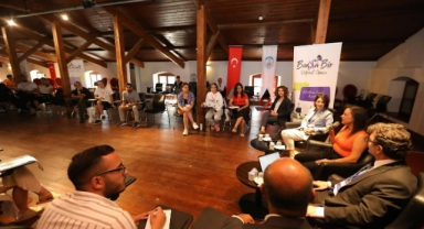 Yüksel Taşkın, Başka Bir Siyaset Okulu’nda konuştu: “Efes Selçuk Belediyesi sosyal belediyecilikte çok başarılı”