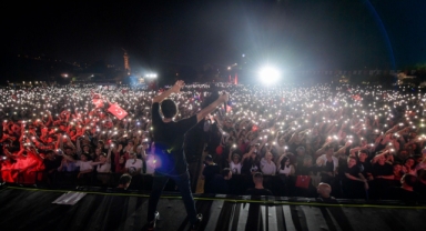 Yüz binlerce İzmirli İkinci Yüzyılı Kenan Doğulu ile karşıladı